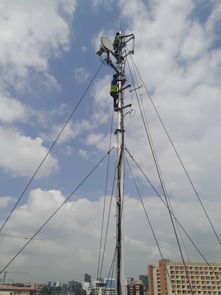 Microwave backhaul antenna installation